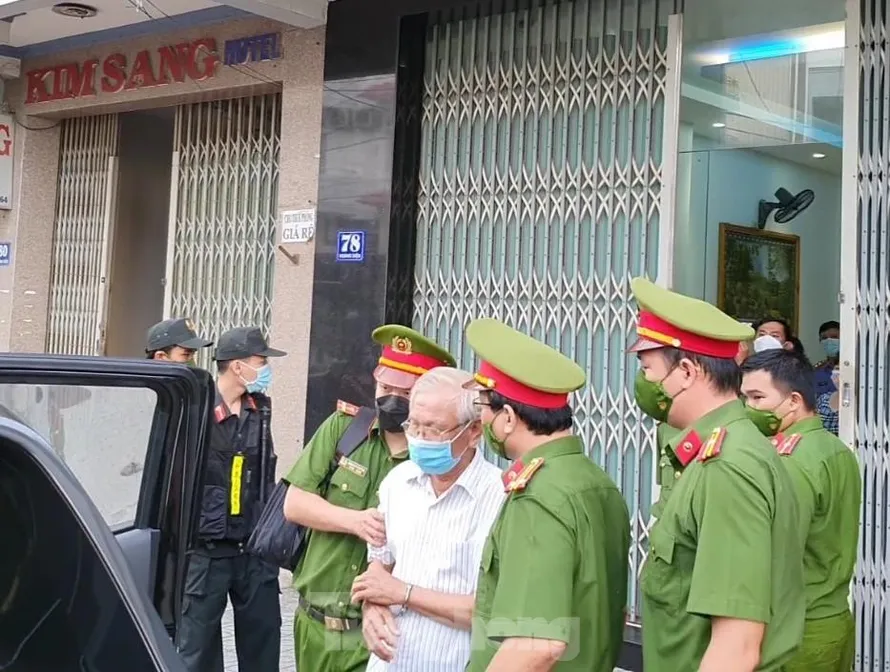 Công an dẫn giải ông Lê Văn Dẽ - Cựu Giám đốc Sở Xây dựng Khánh Hoà về nơi tạm giam. Ảnh LỮ HỒ.