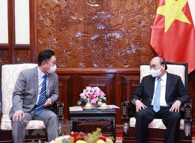 Chủ tịch nước Nguyễn Xuân Phúc tiếp ông Lý Xương Căn, hậu duệ đời thứ 31 của vua Lý Thái Tổ tại Hàn Quốc, Đại sứ du lịch Việt Nam tại Hàn Quốc nhiệm kỳ 2021-2024. (Ảnh: Thống Nhất/TTXVN) 