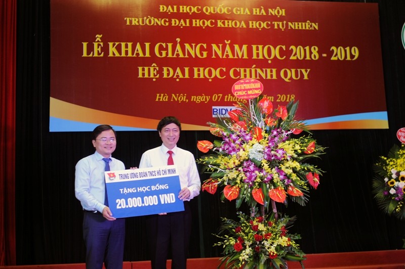 Bí thư thường trực T.Ư Đoàn Nguyễn Anh Tuấn trao tặng học bổng tại lễ khai giảng năm học mới trường ĐH Khoa học Tự nhiên - ĐH Quốc gia Hà Nội. Ảnh: Dương Triều.