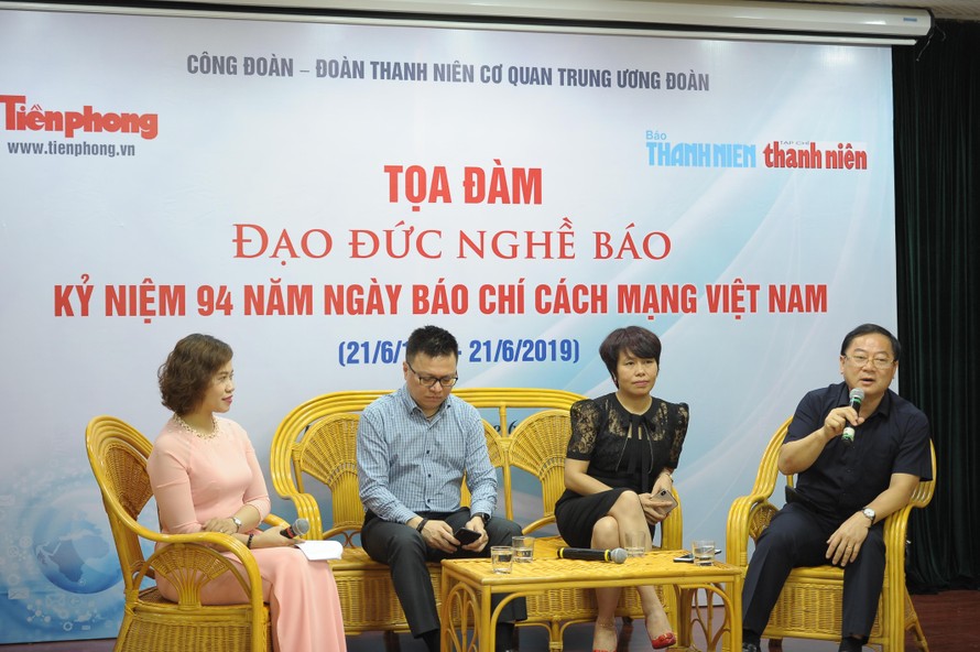 Nhà báo Lê Quốc Minh, Phó TGĐ TTX Việt Nam; nhà báo Lê Xuân Sơn, Tổng Biên tập Báo Tiền Phong; nhà báo Đặng Thị Phương Thảo, Phó Tổng Biên tập Báo Thanh niên, tại toạ đàm: “Đạo đức Nghề báo”. Ảnh: Dương Triều