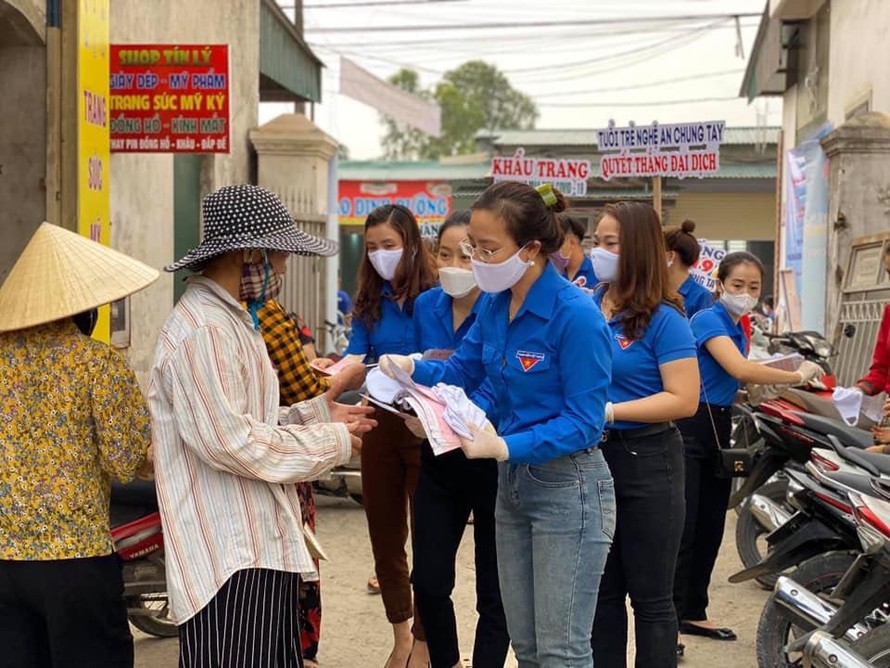 Đoàn viên thanh niên tham gia phát khẩu trang, tuyên truyền người dân phòng chống dịch COVID -19