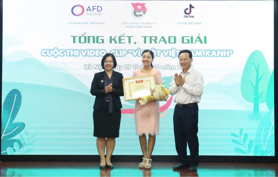 Ban tổ chức trao giải Nhất cho thí sinh Hoàng Minh Thủy.