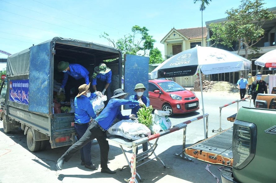 Thanh niên tình nguyện hỗ trợ nhân dân phòng chống dịch bệnh COVID-19 tại Bắc Giang