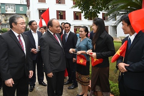 Thủ tướng trò chuyện với sinh viên. Ảnh CP