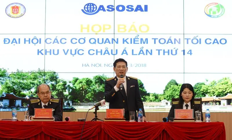 Tổng Kiểm toán Nhà nước Hồ Đức Phớc trao đổi với PV