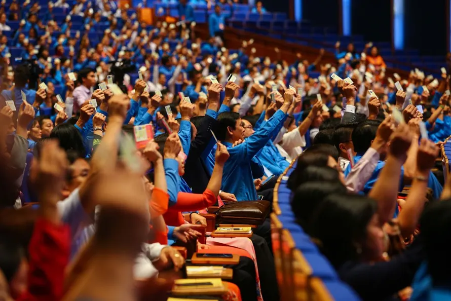 Đại hội bầu cử bằng hình thức giơ “Thẻ đoàn viên” để thể hiện quan điểm
