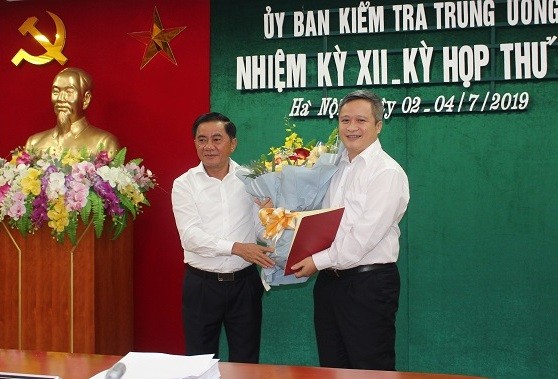 Ông Trần Cẩm Tú trao quyết định và chúc mừng đồng chí Trần Tiến Hưng 