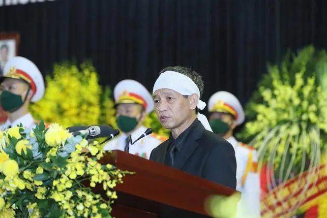 Ông Lê Minh Diễn, con trai nguyên Tổng Bí thư Lê Khả Phiêu gửi lời cảm ơn tới Đảng, Nhà nước và nhân dân đã dành sự quan tâm, đến viếng và tiễn đưa cố Tổng Bí thư về nơi an nghỉ cuối cùng. Ảnh: Như Ý