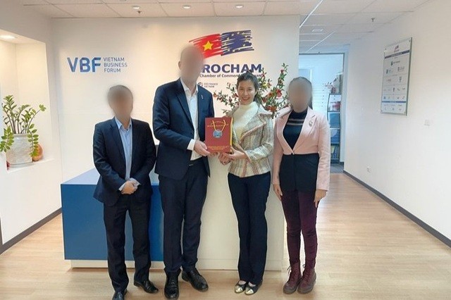 Bà Trần Huyền Trang (thứ hai, từ phải sang) được bổ nhiệm Phó Giám đốc Sở Kế hoạch và Đầu tư tỉnh Vĩnh Phúc ở tuổi 31