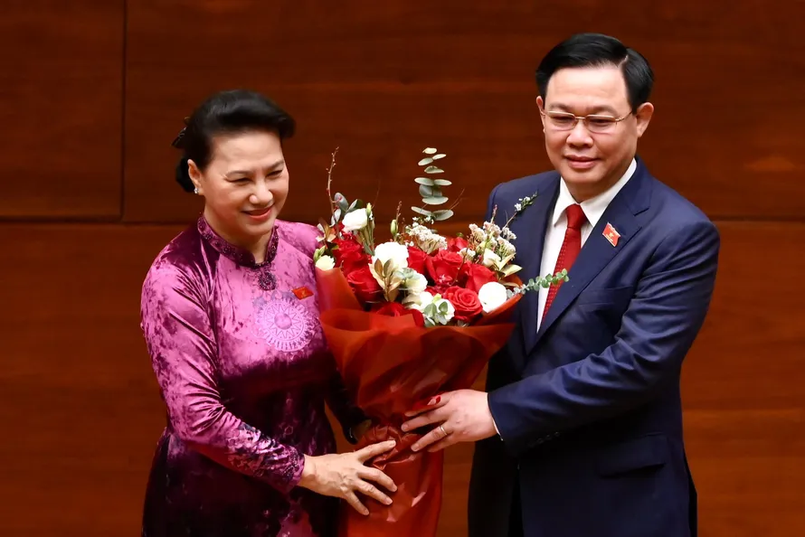 Ông Vương Đình Huệ tặng hoa bà Nguyễn Thị Kim Ngân. Ảnh Như Ý