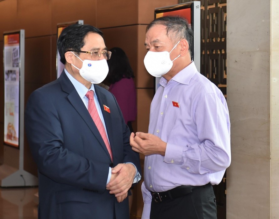 Các đại biểu trao đổi bên hành lang Quốc hội. Ảnh Như Ý