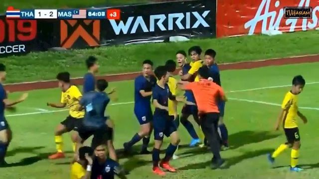 Thái Lan xin lỗi vì màn đấu võ, Malaysia ăn mừng kiểu 'giấc ngủ bình yên'