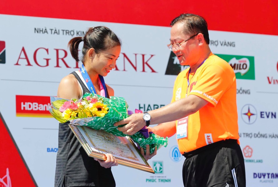 Nhà báo Lê Xuân Sơn - Tổng Biên tập báo Tiền Phong, Trưởng Ban Tổ chức Tiền Phong Marathon năm 2020, trao giải cho nhà vô địch 5km nữ tuyển Nguyễn Thị Oanh.