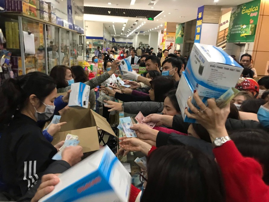 Trong khi người dân chen lấn mua khẩu trang thì bác sĩ bị tố gom cả hàng triệu khẩu trang