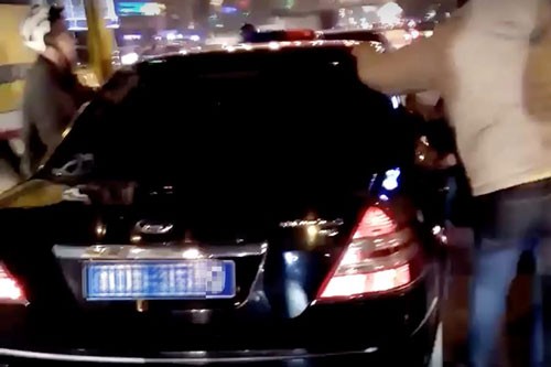 Một xe ôtô biển xanh gây tai nạn rồi bỏ chạy bị người dân chặn lại.