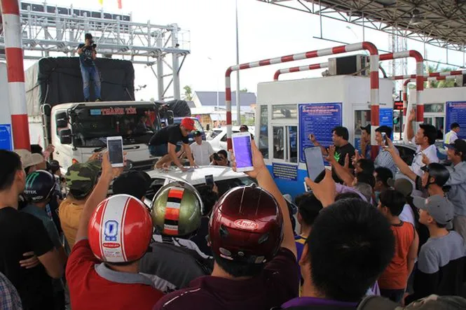 Trạm BOT lộn xộn khi mở cửa thu phí.
