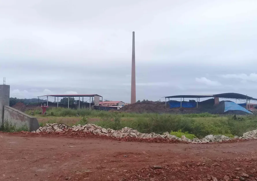 Lò gạch vòng thủ công tiếp tục được gia hạn hoạt động trên địa bàn tỉnh Bắc Giang. Ảnh: N.C
