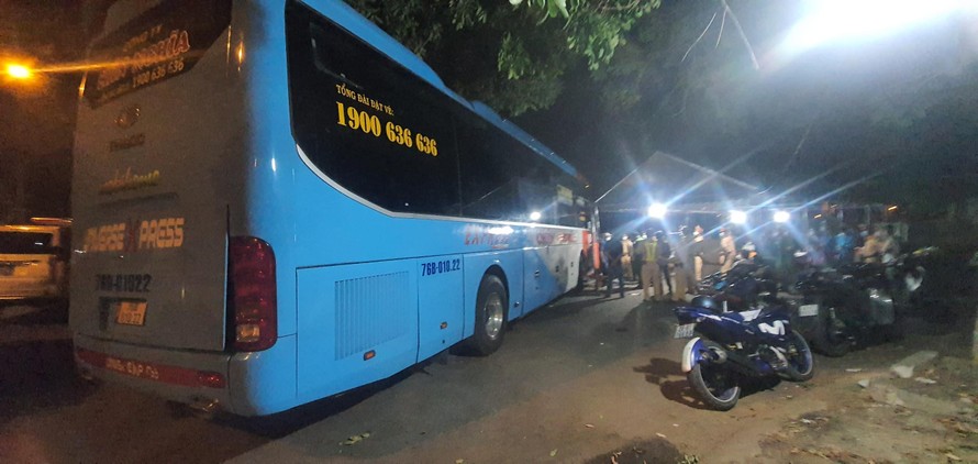 Không chịu khai báo y tế, tài xế nhốt CSGT trên xe khách