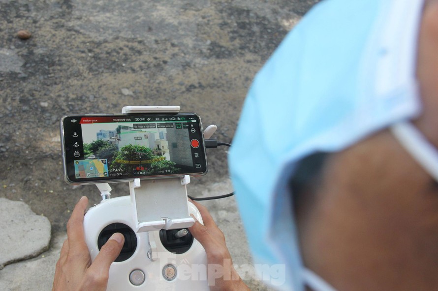 Vừa bước ra đường, flycam nhắc ra rả trên đầu “hãy quay về nhà”