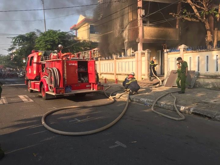 'Bà hỏa' ghé thăm nhà kho, trường tiểu học sơ tán toàn bộ học sinh 