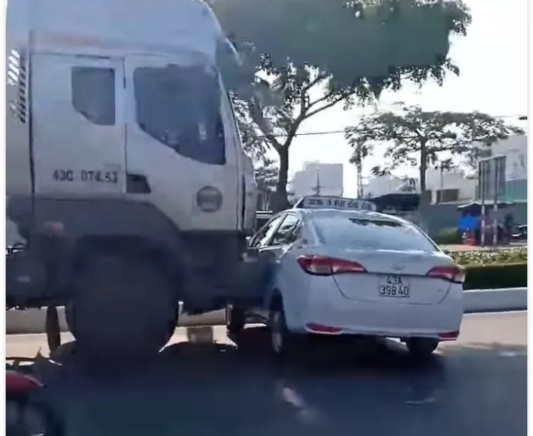 Container 'ụi' taxi gần trăm mét giữa đường, hành khách hú vía