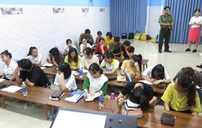 Các học viên tại trung tâm ngoại ngữ tổ chức truyền đạo trái phép. 