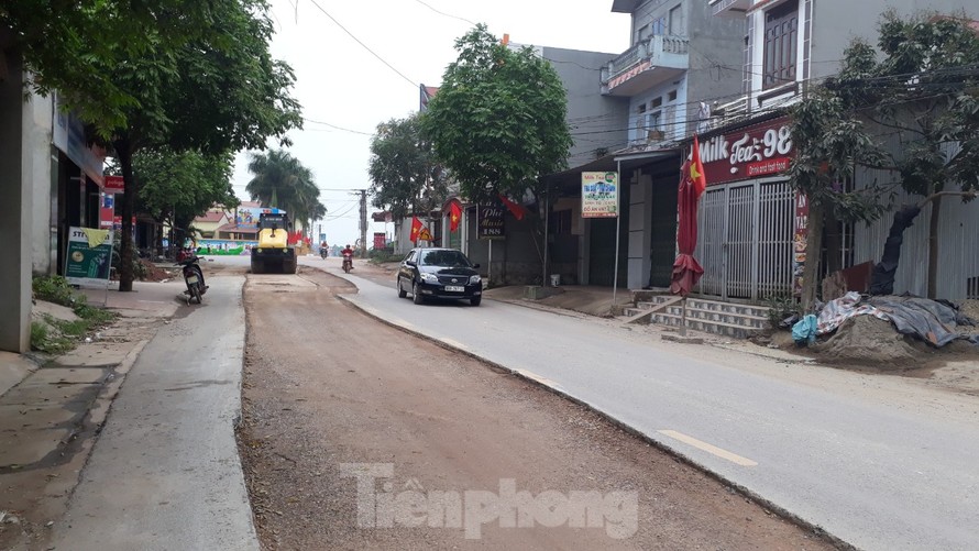 Đoạn đường qua xã Phúc Hòa, huyện Tân Yên (Bắc Giang) mới làm xong đã hư hỏng nặng, buộc phải sửa chữa lại