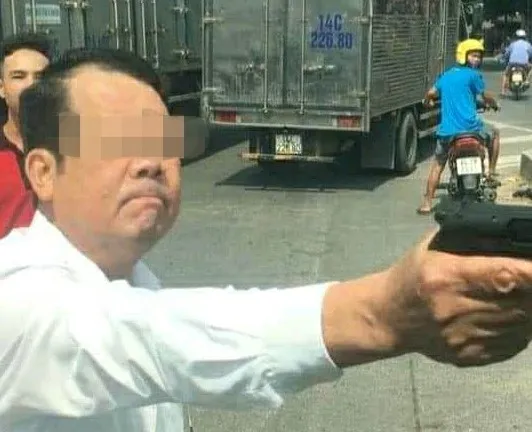 Người đàn ông chĩa súng vào người đi đường