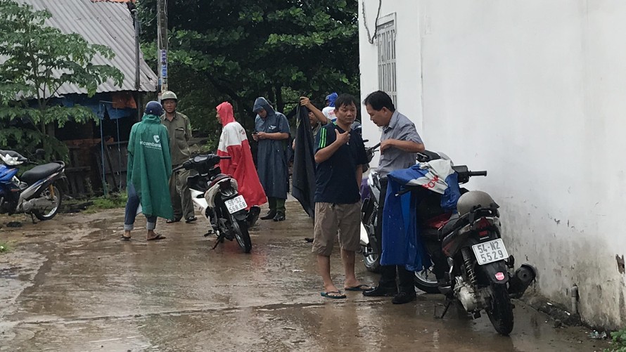 Lực lượng chức năng phong toả khu vực xảy ra dịch bệnh.