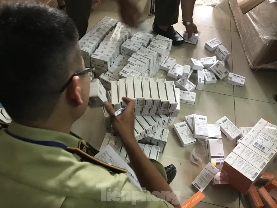 Nhiều loại thuốc ngoại nhập lậu bị phát hiện.