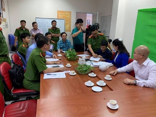 Công an đọc lệnh bắt và khám xét nơi làm việc của Nguyễn Thái Luyện.