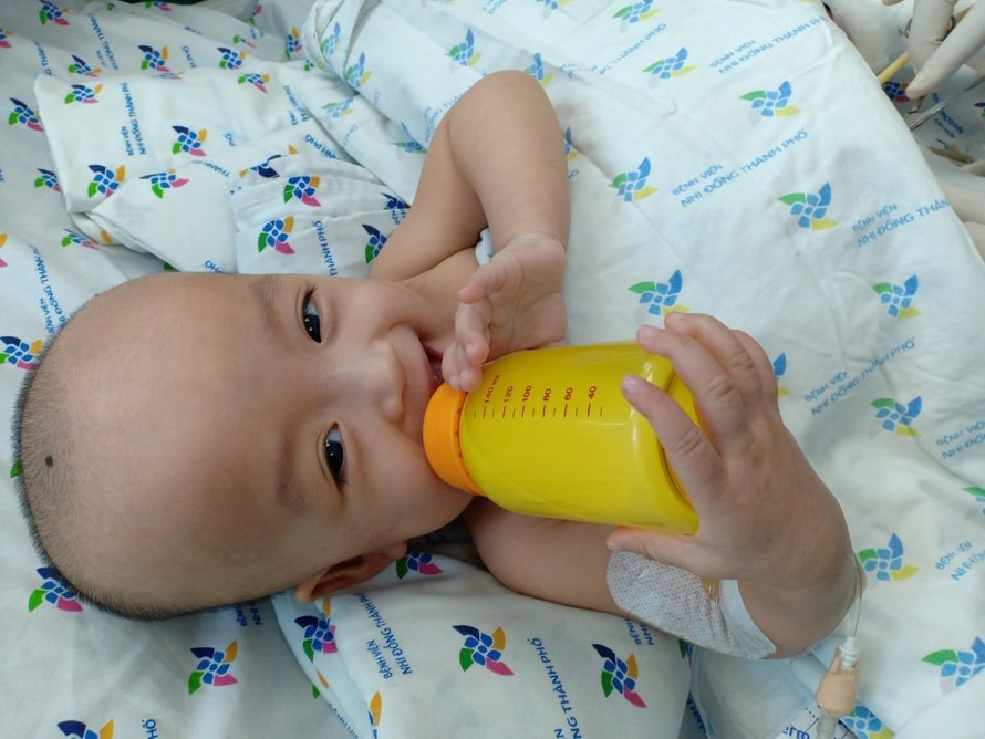 Các bé tự cầm bình sữa uống mà không cần trợ giúp của người lớn.