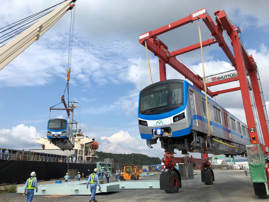 Đoàn tàu được vận chuyển ra cảng để rời Nhật Bản về TPHCM. Ảnh MAUR.