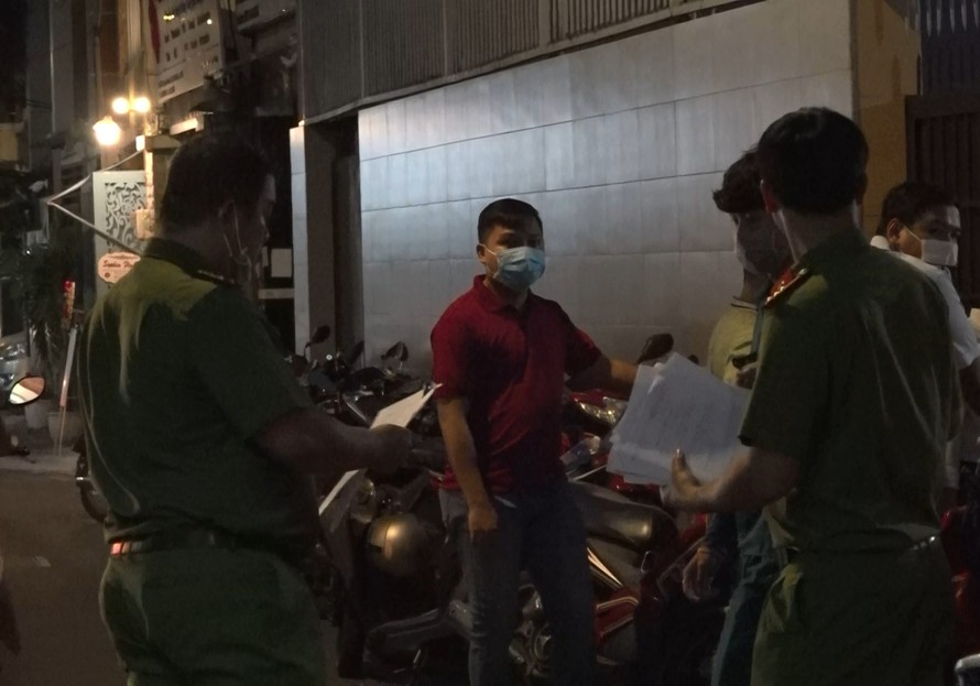 Lực lượng chức năng điều tra vụ việc.