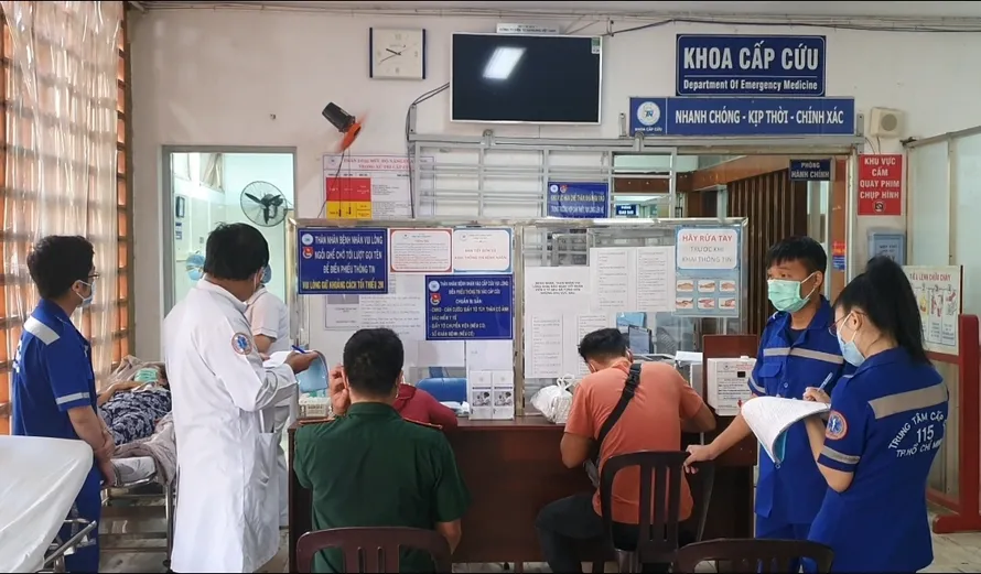 Người dân khám chữa bệnh tại Bệnh viện Thống Nhất.