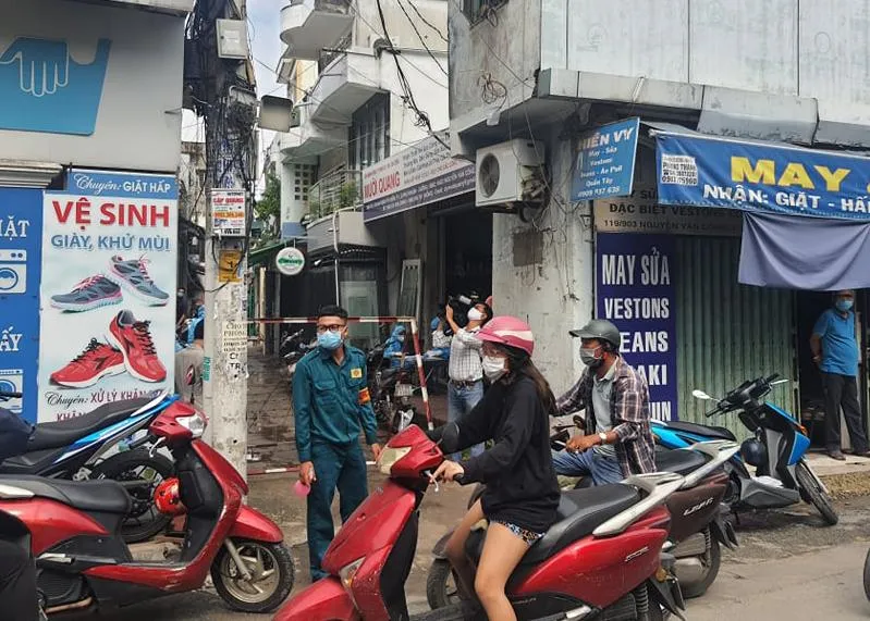 Con hẻm vào nhà thờ của Hội thánh truyền giáo Phục Hưng bị phong tỏa.