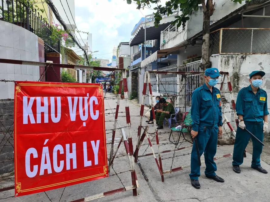 Nhiều khu dân cư ở TPHCM bị phong tỏa liên quan đến COVID-19.