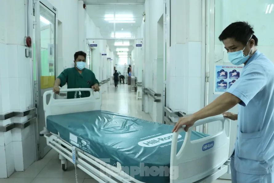 Trước diễn biến phức tạp của dịch COVID-19, số lượng ca bệnh nặng tăng cao, Bệnh viện Chợ Rẫy đã mở rộng khu hồi sức điều trị bệnh nhân nặng để tiếp nhận điều trị hàng trăm bệnh nhân COVID-19 nặng và nguy kịch.