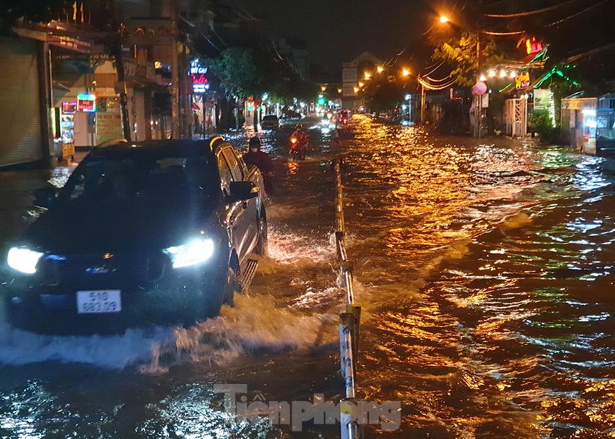 Đường phố TPHCM ngập nặng sau cơn mưa lớn 