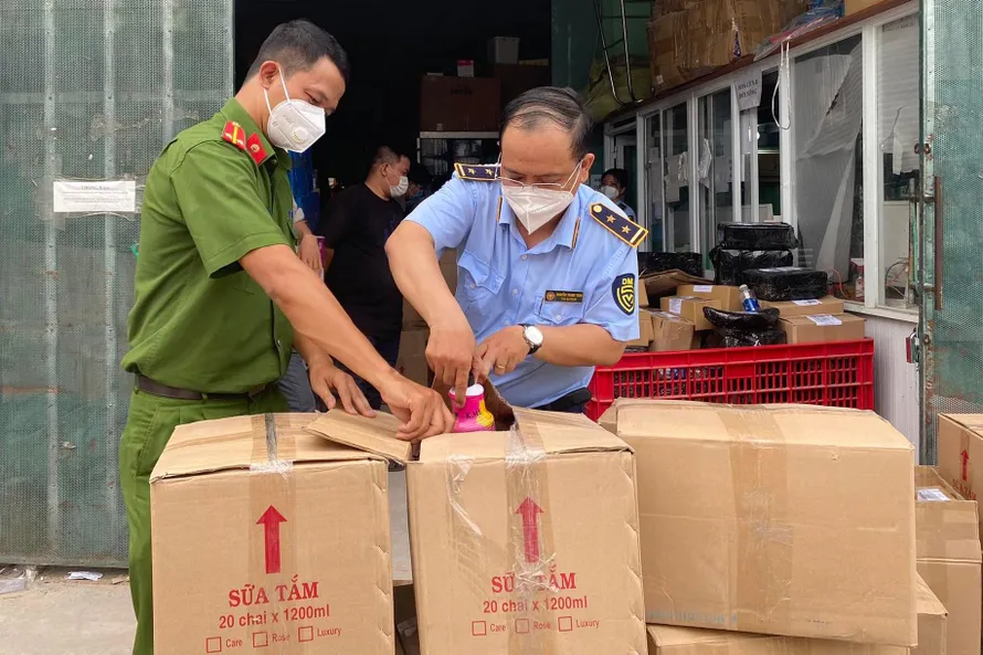 Lực lượng chức năng kiểm tra kho hàng ở quận 12.
