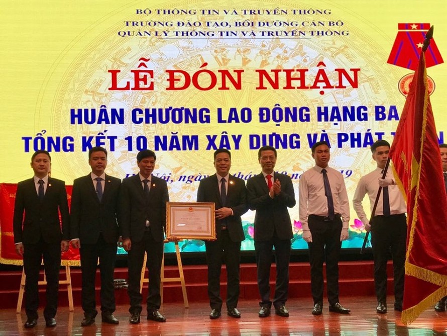 Trao Huân chương lao động hạng Ba cho Trường đào tạo bồi dưỡng cán bộ quản lý thông tin và truyền thông