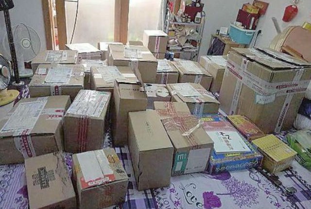 Trong căn nhà 15m vuông của cụ Vương la liệt những thùng các tông đựng thuốc làm nở ngực.