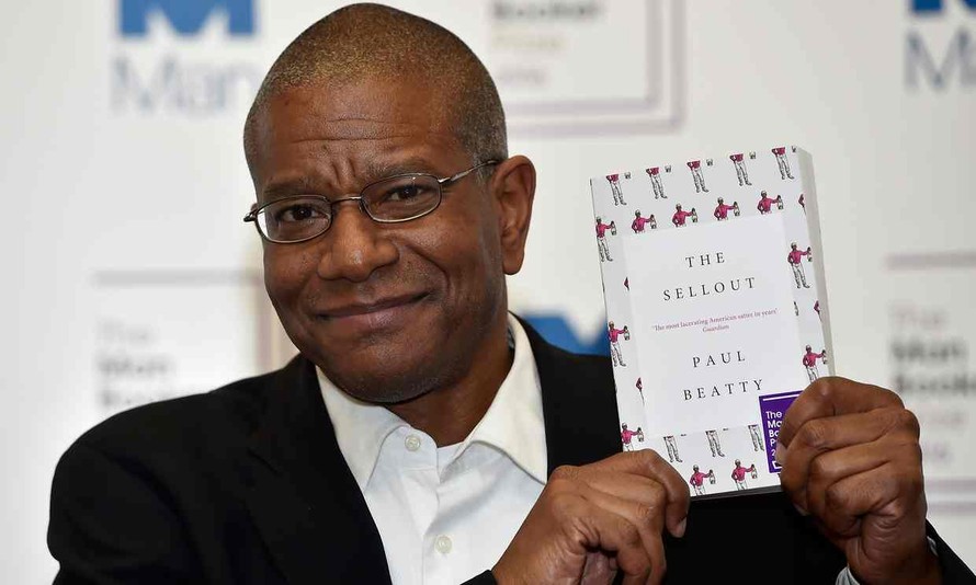 Tác giả Paul Beatty và cuốn sách "The Sellout".