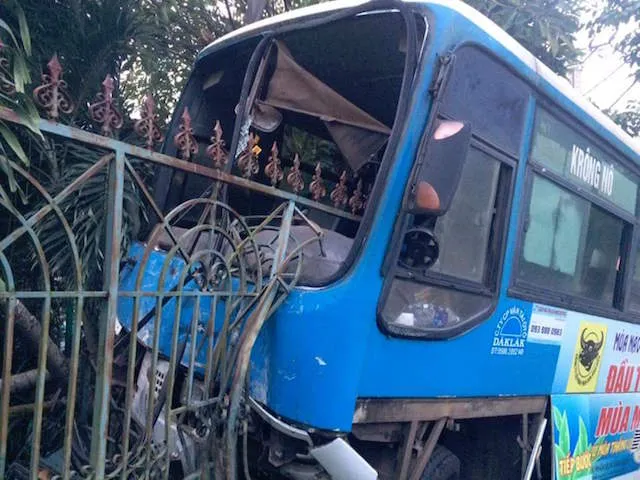 Phần đầu xe buýt hư hỏng nặng