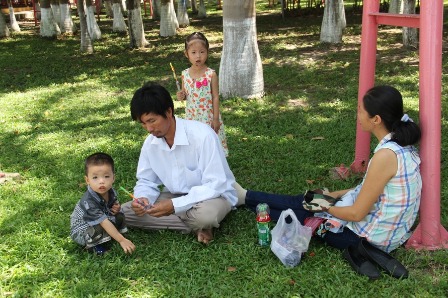 Một gia đình ra công viên 29/3 tránh nắng. Ảnh: Thanh Trần. 