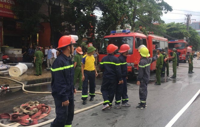 Hàng chục cảnh sát PCCC tham gia dập lửa.