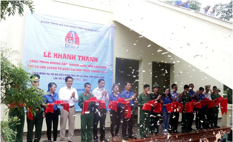 Cắt băng khánh thành công trình đường dẫn, khuôn viên, Nhà lưu niệm Cột cờ Tổ quốc tại đảo Trần.