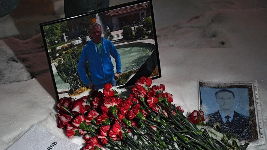 Hoa tưởng niệm phi công Roman Filipov được đặt trước Bộ Quốc phòng Nga. Ảnh: Sputnik
