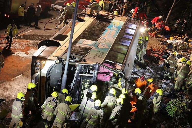 Chiếc xe nát đầu do đổ trúng cột điện. Ảnh: AFP