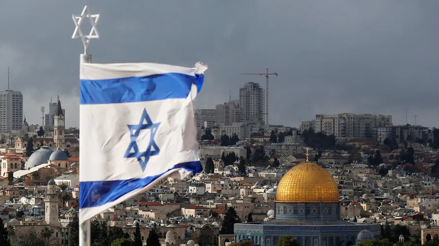 Quốc kì Israel bay trên bầu trời Jerusalem. Ảnh: Reuters